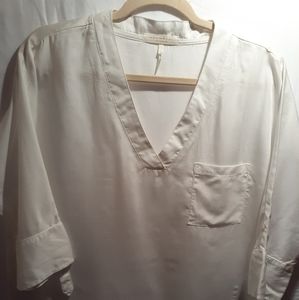 Chambrai V-neck pocket front short sleeve blouse